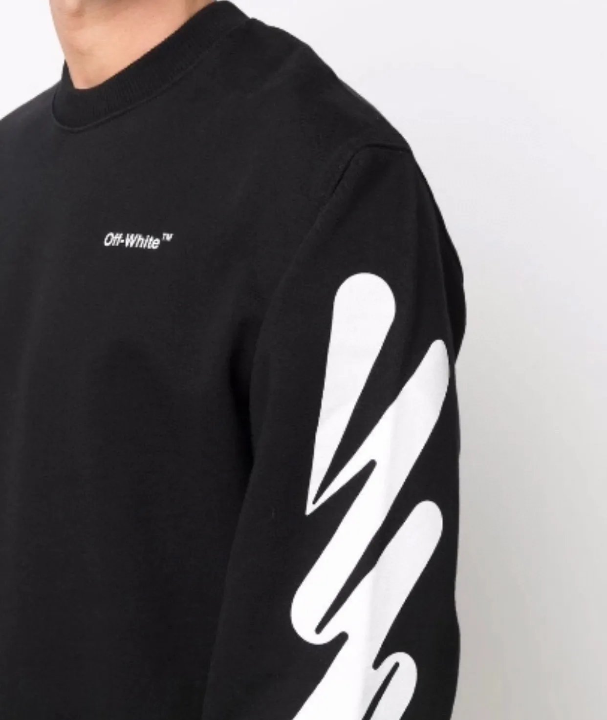 ♻️💯Upper body reference model picture❤️Top version OFF-WHITE OW black and white graffiti brush wave pattern zebra crossing ECG men's and women's loose T-shirt men's and women's same style round neck sweatshirt After the ECG series, the tiger stripe pattern appears again. This may be another simple and luxurious new model after the merger with LV. Awesome black and white color scheme, new artistic derivation of signature elements, and simple fashion style is remarkable. Small dropped shoulders, slightly wide style, suitable for both men and women.  Imported glue technology, extremely strong. 21 brand new washable collar label tags, customized one to one. The fabric is 480g double-ply double-yarn terry fabric, which is full of drape and smooth to the touch. A must-have for fall and winter!  Color: Black Size: XS-L P:360